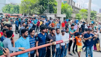 রাজধানীর মহাখালীতে কোটাবিরোধীদের অবরোধ।