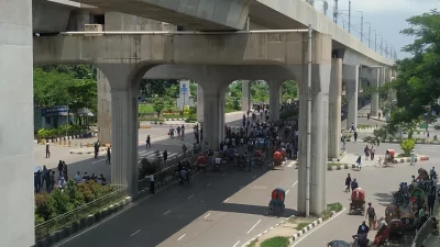 রাজধানীর আগারগাঁওয়ে কোটাবিরোধীদের অবরোধ।