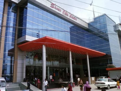 সাভার সিটি সেন্টার। ১২ তলা এই ভবনে রয়েছে বহু দোকানপাট, ফুডকোর্ট, অফিস ও ফ্ল্যাট। এই ভবনের মালিকদের একজন এডিসি কামরুল।