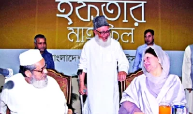 খালেদা জিয়ার সঙ্গে শীর্ষ জামায়াত নেতা ও মৃত্যুদণ্ড পাওয়া মতিউর রহমান নিজামী।