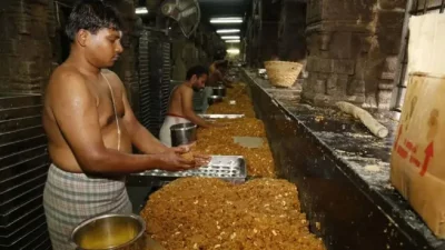 মন্দিরের হেঁশেলে লাড্ডু প্রস্তুত করা হচ্ছে। ছবি: বিবিসি।