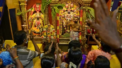 তিরুপতি মন্দিরে প্রার্থনার জন্য আগত ভক্তরা। ছবি: গেটি ইমেজ/বিবিসি।