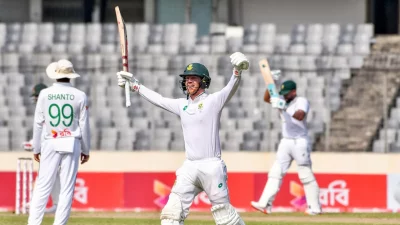 দক্ষিণ আফ্রিকার উইকেট রক্ষক ব্যাটার কাইল ভেরেইনের সেঞ্চুরি উদযাপন।