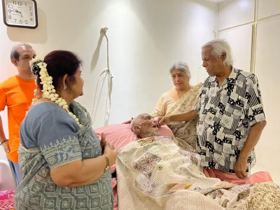 মোহাম্মদ জাকারিয়া (বিছানায়) ও বন্ধু ডা. জাফরুল্লাহ চৌধুরী।