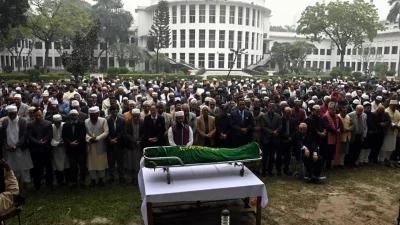 হাসান আরিফের দ্বিতীয় জানাজা হাইকোর্ট প্রাঙ্গণের প্রধান ভবনের মাঠে অনুষ্ঠিত হয়। ছবি: সংগৃহীত