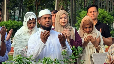 বনানীর সামরিক কবরস্থানে বাবা সাবেক নৌবাহিনী প্রধান মাহবুব আলী খানের কবর জিয়ারত করছেন ডা. জোবাইদা রহমান। ছবি: সংগৃহীত