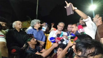 আন্দোলনরতদের গণঅনশন ভাঙান অধ্যাপক এসএমএ ফায়েজ। ছবি: সংগৃহীত