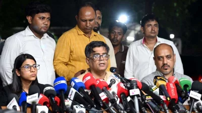 বৈঠকের পর প্রধান উপদেষ্টার প্রেস সচিব শফিকুল আলম সাংবাদিকদের সঙ্গে কথা বলেন। ছবি: সংগৃহীত