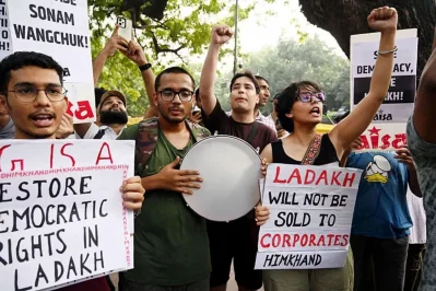 লাদাখকে রাজ্যের মর্যাদা দেওয়ার দাবি বাড়ার সঙ্গে সঙ্গে জেন-জি’র বিক্ষোভ দেখা যায়