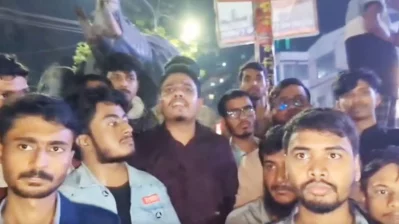 বিক্ষোভ সমাবেশ শেষে রাজধানীর সায়েন্সল্যাবে আয়োজিত সংক্ষিপ্ত সমাবেশে শিক্ষার্থীরা। ছবি: ভিডিও থেকে সংগৃহীত