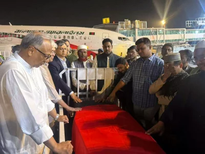 শহিদ হাদির মরদেহ গ্রহণ করেন অন্তর্বর্তী সরকার ও রাজনৈতিক দলের শীর্ষ নেতারা। ছবি: একাত্তর