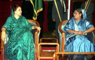 ২০০০ সালের ২১ নভেম্বর ঢাকায় বাংলাদেশের বার্ষিক সশস্ত্র বাহিনী দিবস উদযাপন অনুষ্ঠানে বিরোধীদলীয় নেত্রী খালেদা জিয়ার সঙ্গে কথা বলেন তৎকালীন প্রধানমন্ত্রী শেখ হাসিনা (ডানে)