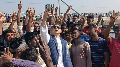 লবণ শ্রমিকদের সঙ্গে সেলফি তুলছেন বিএনপির স্থায়ী কমিটির সদস্য সালাহউদ্দিন আহমদ। শুক্রবার সকাল ১০টার দিকে কক্সবাজারের পেকুয়া উপজেলার মগনামা এলাকায়। ছবি: সংগৃহীত