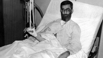 ১৯৮১ সালের এক হত্যাচেষ্টা থেকে সুস্থ হয়ে উঠছেন খামেনি