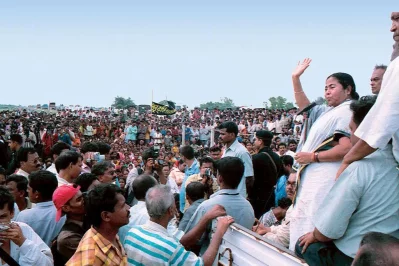 শিল্পকারখানার জন্য কৃষিজমি অধিগ্রহণের প্রতিবাদে এক জনসভায় মমতা