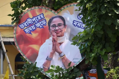 সোমবার কলকাতার ভবানীপুর থেকে নিজের আসনটি হারালেন মমতা