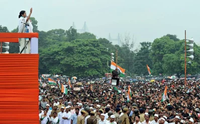 ২০১১ সালে বিপুল ভোটে ক্ষমতায় আসার পর ব্যানার্জী তাঁর সমর্থকদের উদ্দেশে ভাষণ দিচ্ছেন।