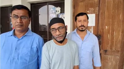 রামিসার বাবা (মাঝে)।
