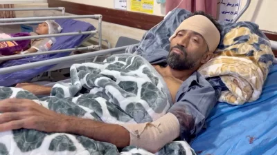হরমুজ প্রণালীর উপকূলীয় এলাকা সিরিকের কাছে একটি বিয়ের অনুষ্ঠানে হামলার পর এক আহত ব্যক্তি হাসপাতালের বিছানায় চিকিৎসাধীন রয়েছেন ছবি: সংগৃহীত