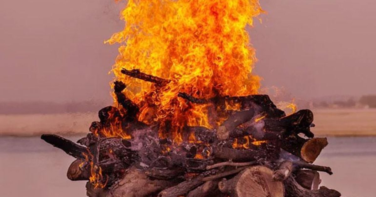 চিতা জ্বলতেই প্রাণ ফিরে পেলেন মৃতদেহ, শ্মশানে হুড়োহুড়ি!