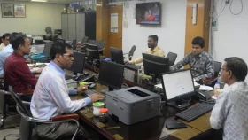 নতুন সময়সূচিতে চলছে অফিস ও ব্যাংক