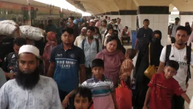 বাড়ির পথে মানুষের ঢল, কমলাপুরে স্বস্তির রেলযাত্রা