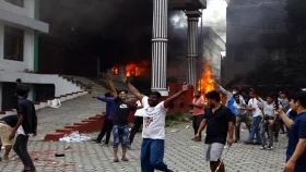 কাঠমান্ডুতে নেতা ও মন্ত্রীদের বাসায় হামলা-আগুন