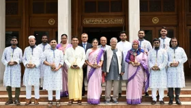 ১২ তরুণের হাতে ইয়ুথ ভলান্টিয়ার অ্যাওয়ার্ড তুলে দিলেন প্রধান উপদেষ্টা