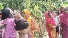 নদীতে পড়ে যাওয়া ছেলেকে বাঁচাতে গিয়ে হারিয়ে গেলেন মা