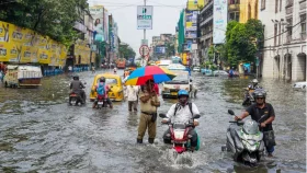 পূজার আগে টানা বৃষ্টিতে বিপর্যস্ত কলকাতা, বিদ্যুৎস্পৃষ্ট নিহত ১২