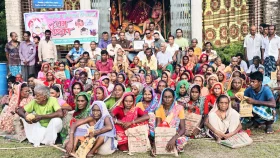 এবারও ১৩ জেলায় শারদ উপহার পৌঁছে দিলো &lsquo;সনাতন বন্ধুরা&rsquo;