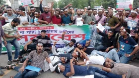 ঢাকায় রাস্তা আটকে মালয়েশিয়া গমনেচ্ছুদের বিক্ষোভ