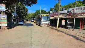 চতুর্থ দিনেও চাঁপাইনবাবগঞ্জ থেকে চলছে না দূরপাল্লার বাস
