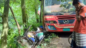 ঝিনাইদহে বাস চাপায় শিশুসহ নিহত দুই