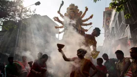 কলকাতায় বেশিরভাগ মণ্ডপের দেবী বিসর্জন হবে শুক্রবার