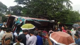 ফেনীতে যাত্রীবাহী বাস উল্টে তিনজন নিহত, আহত আট
