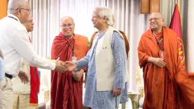 বৌদ্ধ নেতাদের সঙ্গে প্রধান উপদেষ্টার শুভেচ্ছা বিনিময়