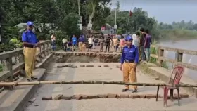 টাঙ্গাইলে ব্রিজের সংযোগ সড়ক বিচ্ছিন্ন, ভোগান্তিতে লক্ষাধিক মানুষ