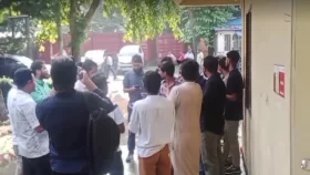 চেয়ারম্যানের পদত্যাগের দাবিতে রেড ক্রিসেন্টে বিক্ষোভ