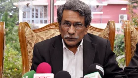 অন্তর্বর্তী সরকার নির্বাচিত নয়, তাই গণভোটের পক্ষে প্রচার করতে পারবে: আলী রীয়াজ