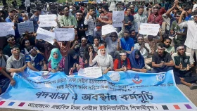 শিক্ষা ভবনের সামনে সাত কলেজের শিক্ষার্থীদের অবস্থান, যান চলাচল বন্ধ