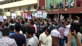 নোয়াখালী বিভাগ দাবিতে ডিসি অফিস ঘেরাও