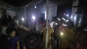 অন্ধকারে টর্চ জ্বালিয়ে দুই দল গ্রামবাসীর সংঘর্ষ, আহত ৩০