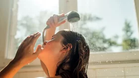 সকালে না রাতে, কখন গোসল করা ভালো?