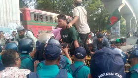 প্রতিবন্ধী গ্র্যাজুয়েটদের যমুনা অভিমুখে পদযাত্রায় পুলিশের বাধা