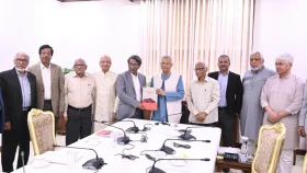 জুলাই সনদ বাস্তবায়নের সুপারিশ প্রধান উপদেষ্টার কাছে হস্তান্তর
