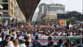 নভেম্বরে গণভোটের দাবিতে উত্তাল পল্টন