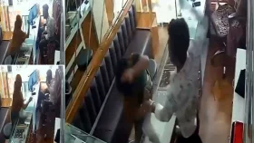 গয়নার দোকানে ডাকাতি করতে ঢুকে ২৫ সেকেন্ডে ২০ বার চড় খেলেন নারী