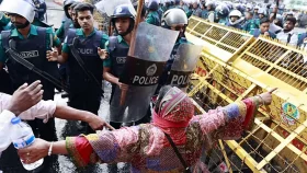 শাহবাগে ব্যারিকেড ভাঙার চেষ্টা, পুলিশের জলকামান-সাউন্ড গ্রেনেডে ছত্রভঙ্গ শিক্ষকরা