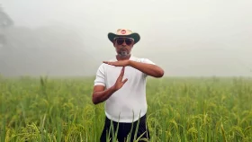 ধানক্ষেতে দাঁড়িয়ে &lsquo;রিভিউ আবেদন&rsquo; করে আলোচনায় বিএনপি নেতা